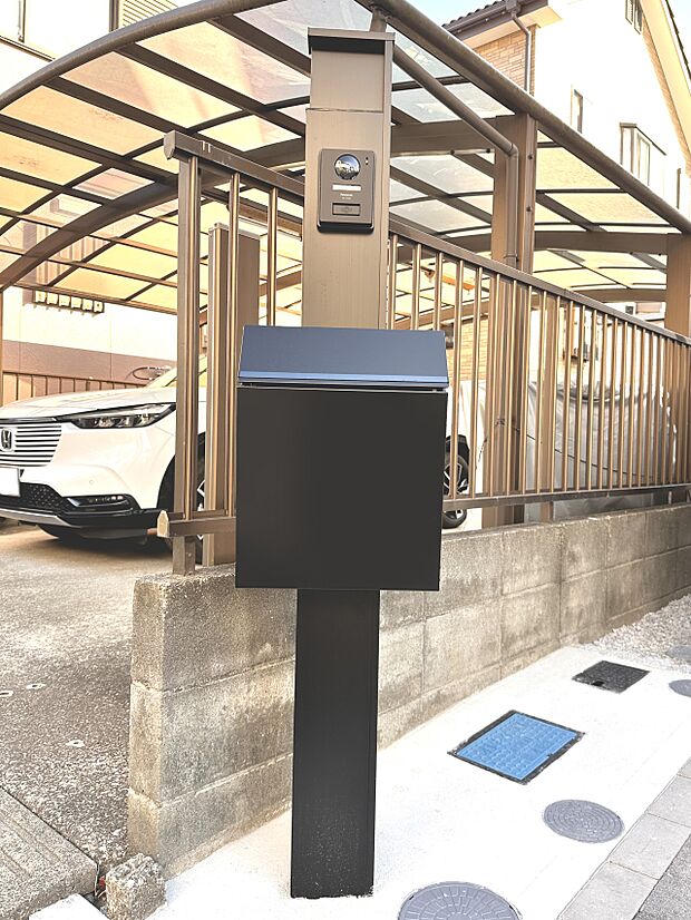 【郵便ポスト】シンプルかつシャープな郵便ポスト。