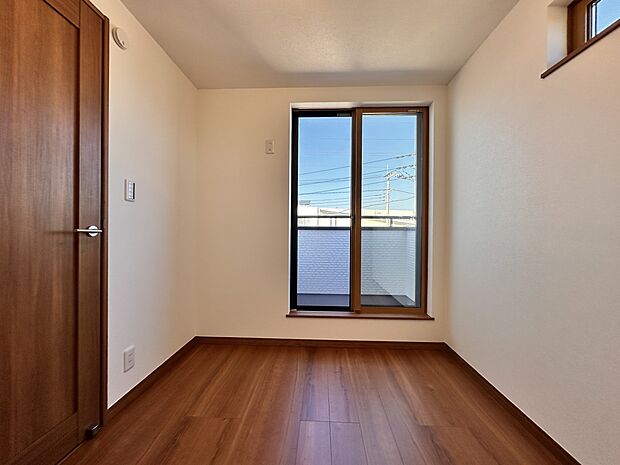 【洋室　3.75帖】充実した生活は伸びやかな居室空間から始まります。快適に・伸びやかに。心の潤いを求める方々へ。