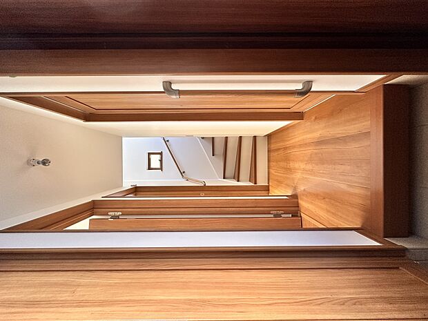 【手すり付階段】手すりがないと階段の昇り降りで危険なことはもちろん、壁に手をつきながら歩くことで壁紙が汚れやすくなります。すべての方に快適に昇り降りしていただくため、手すりを設置しました。