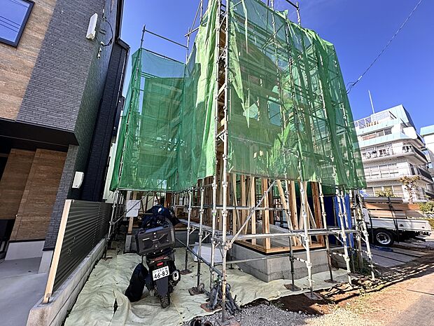 【外観】堂々たる趣ながら、主張し過ぎずどこか余裕を感じさせるシャープなフォルムで佇む邸宅は、晴天の空と照らし合わせる事で、本来あるべき完成形の姿を見せてくれます。