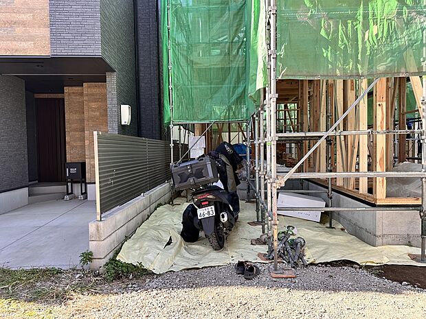 【駐車場】毎日の生活にマイカーが必須という方は、購入を検討する際、駐車場があることは大事な条件です。毎日の通勤や家族の送迎、買い物やお出かけなどクルマのある暮らしを満喫したい方は要チェック。…