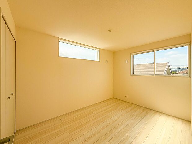 【子供部屋 6帖】たっぷりの収納も配備、片付いた空間。陽光も明るく開放的な空間が魅力的