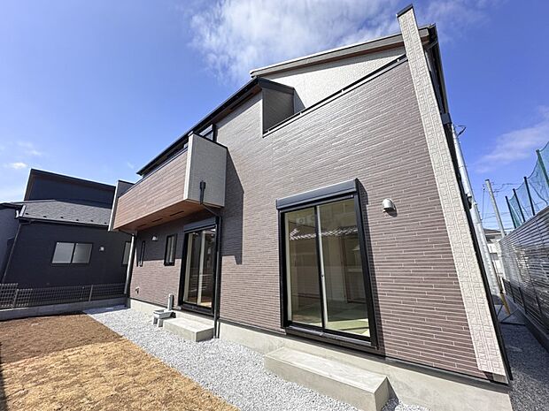 【前面道路】陽当りや通風性など各所に施された工夫で住みやすさを実現。部屋の大きさや周辺環境・街並など、資料には掲載していない情報が現地にはたくさんございます。是非ご確認下さい。