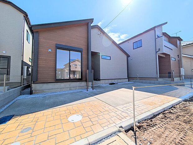 【駐車場】ゆったりとした駐車スペースを確保。大きめのお車でもOK。