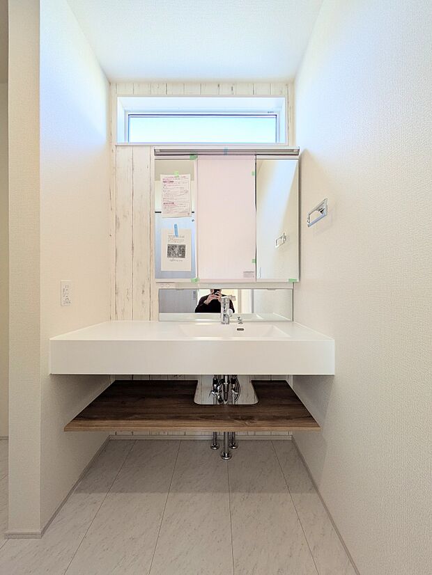 【ランドリースペース】毎日使う洗濯機。しっかりと奥行きのある置き場が確保されています。