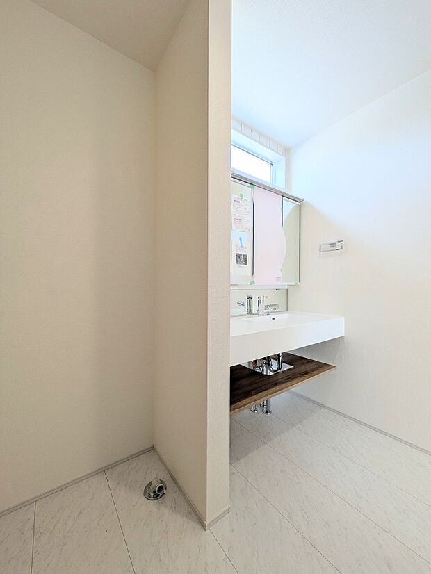 【脱衣所】十分な広さを保った脱衣所