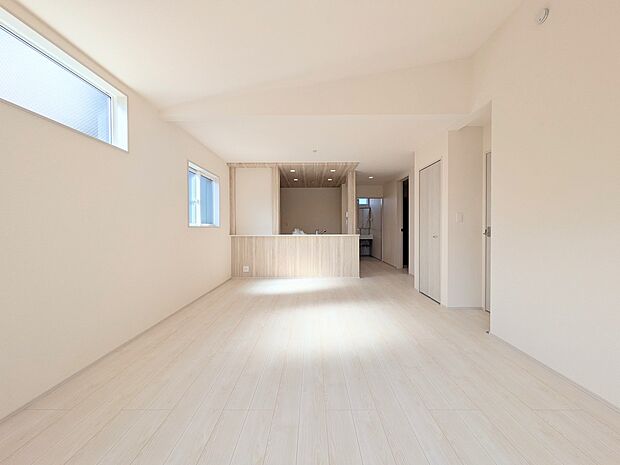 【ダイニングキッチン】木の温もりがやさしいフローリング仕様。明るく広々としたダイニングはとても快適な空間です。