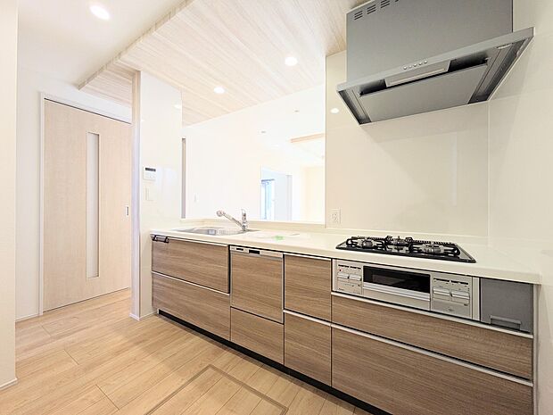 【キッチン】ナチュラルな自然光の中での調理。会話が弾む対面型キッチン。お洒落な食器類を余裕で収納できるスペース。動きやすい女性目線のキッチン動線。これからはお料理をつくる時間が劇的に変わりま…