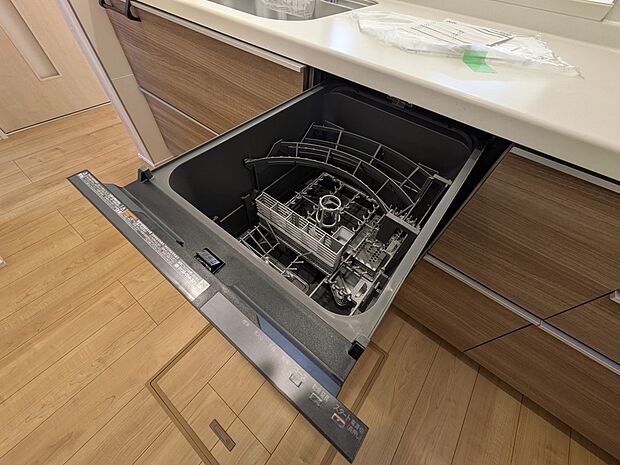 【ビルトイン食器洗乾燥機】食洗機は高温のお湯や高圧水流で汚れを効果的に落とし殺菌効果も期待できます。