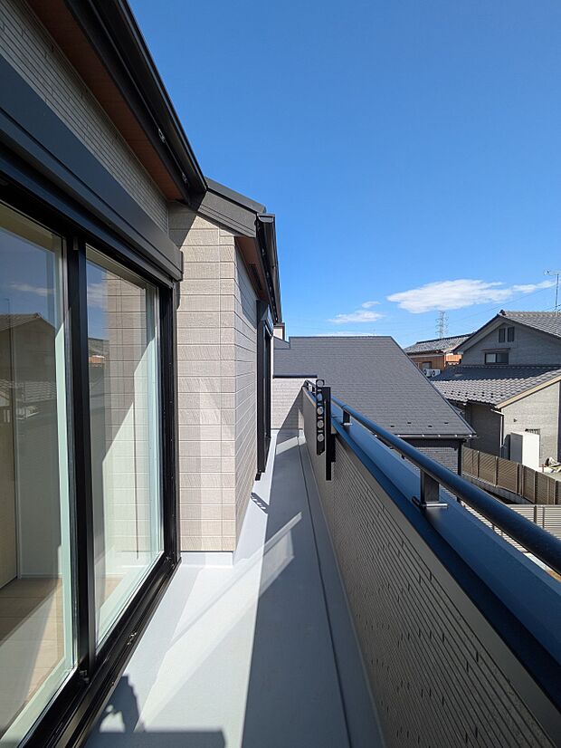 【バルコニー】 バルコニーから差し込む陽光・通風は、住環境・快適性と共に有り続ける貴重な「財産」です。