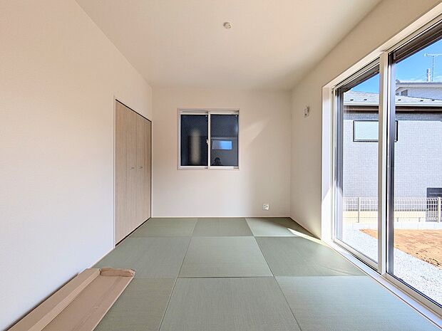 【和室】 畳には音を吸収する作用があるので、元気いっぱいのお子さんの遊び場所として、最適な空間となるでしょう。また、クッション性があるのでお子さんが転んでケガをするリスクを軽減してくれます…