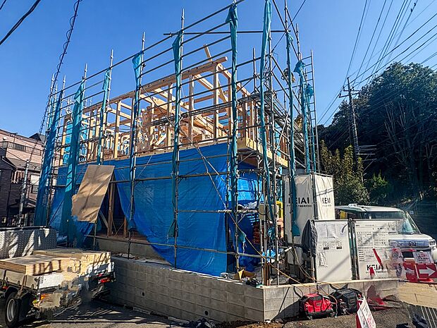 【玄関】家の顔となる玄関は、高いデザイン性が求められます。高級感と断熱性、防犯性に優れた玄関ドアを標準装備。ピッキング対策のセキュリティサムターン等、防犯に考慮しました。