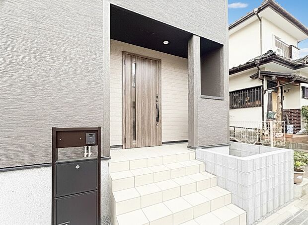 【玄関】家の顔となる玄関は、高いデザイン性が求められます。高級感と断熱性、防犯性に優れた玄関ドアを標準装備。ピッキング対策のセキュリティサムターン等、防犯に考慮しました。