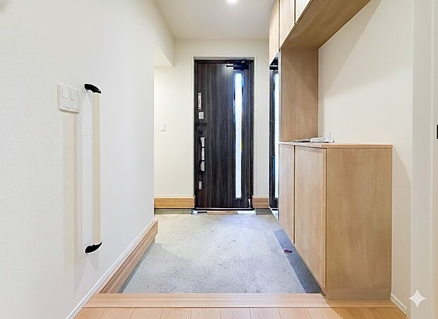 【玄関】玄関はおうちの顔と言われます。玄関アプローチは、外観デザインの印象を左右します。ご家族の個性を出しながら、素敵な玄関でお客様をお迎えしてください。