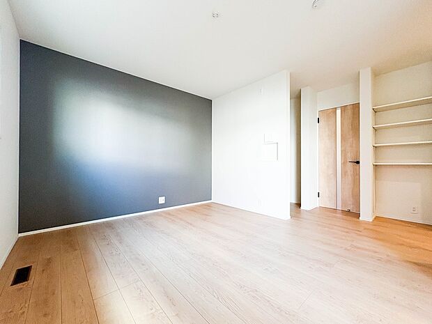 【リビング】  整然とした空間演出、快適な理想の暮らしの実現は家のみの拘りではなく、そこで暮らす方々にとって素敵な環境であることも挙げられると思います。四季折々の変化が奏でる鼓動を楽しんで下…