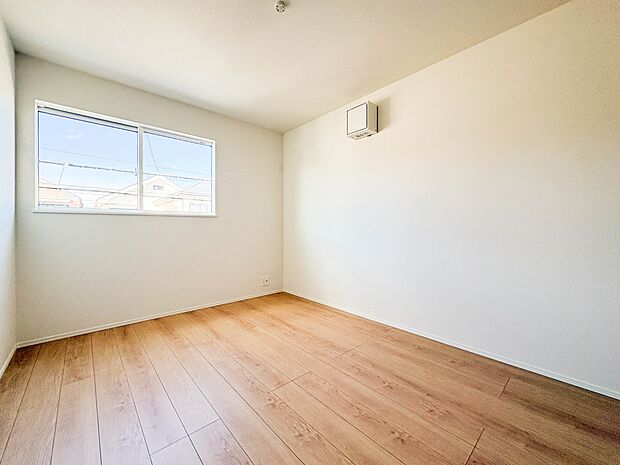 【子供部屋】お子様のお部屋にぴったりなクロークを備えたフローリング仕様の洋室です。