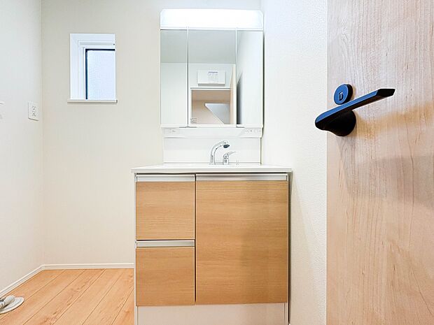 【洗面台】大きく見やすい三面鏡で清潔感ある洗面台は、身だしなみチェックや肌のお手入れに最適です。何かと物が増える場所だからこそ、スッキリと見映えの良い空間に拵えました。