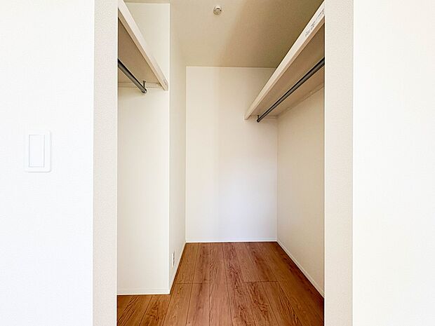 【WIC】WICのメリットの1つ目は、1箇所にまとめて収納が出来ること。2つ目は、衣替えが必要ないこと。3つ目は、扉が少なくなり室内がスッキリ見えること。