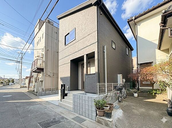 【前面道路】家の良し悪しだけでなく周辺環境も重要なポイント。＊CG加工により晴天にしています。