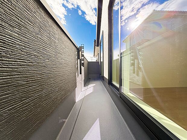 【バルコニー】 バルコニーから差し込む陽光・通風は、住環境・快適性と共に有り続ける貴重な「財産」です。