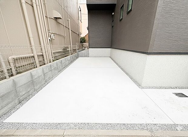 【駐車場】毎日の生活にマイカーが必須という方は、購入を検討する際、駐車場があることは大事な条件です。毎日の通勤や家族の送迎、買い物やお出かけなどクルマのある暮らしを満喫したい方は要チェック。…