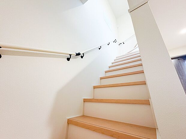 【手すり付階段】手すりがないと階段の昇り降りで危険なことはもちろん、壁に手をつきながら歩くことで壁紙が汚れやすくなります。すべての方に快適に昇り降りしていただくため、手すりを設置しました。