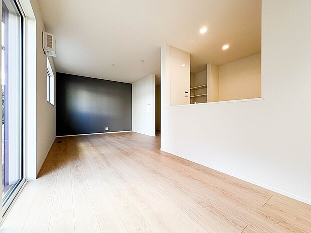 【ダイニングキッチン】ナチュラルな自然光の中での調理。お洒落な食器類を余裕で収納できるスペース。動きやすい女性目線のキッチン動線。これからはお料理をつくる時間が劇的に変わります。