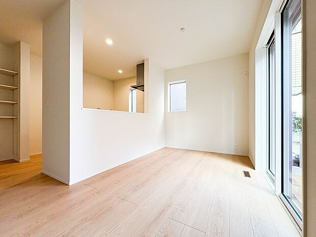 【ダイニング】忙しい朝でも家族揃って食事をしたいゆとりあるダイニングスペース。