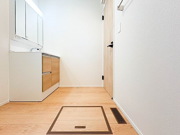 脱衣所、洗面所は小さなプライベートスペース。歯磨き、洗顔と毎日施す個人空間。換気も設置して、熱気などを開放して、爽やかなスペースになるように設計されています。