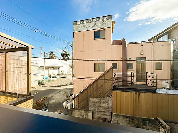 【眺望】朝の澄んだ空気や、夕方に吹く清々しい風を五感で感じられるバルコニー。