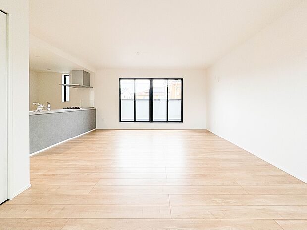 【リビング】うららかな陽射しがどのお部屋にも降り注ぎますように、快適さを追求した間取設計。得難い立地環境での生活を恵みの豊かな永住の地へと変えてくれます。