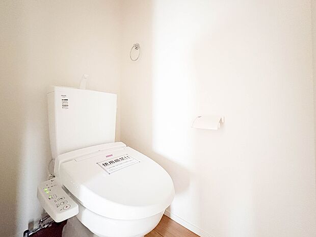 【トイレ】トイレ・ウォシュレット付。快適で衛生的な洗浄機能付温水シャワートイレです。