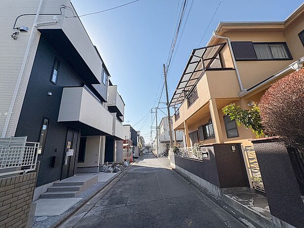 【前面道路】家の前をまっすぐの通りが走っている。クルマは少なく、人々は毎朝、ウォーキング、ジョギング、犬の散歩など、フリーな朝時間を過ごしている。