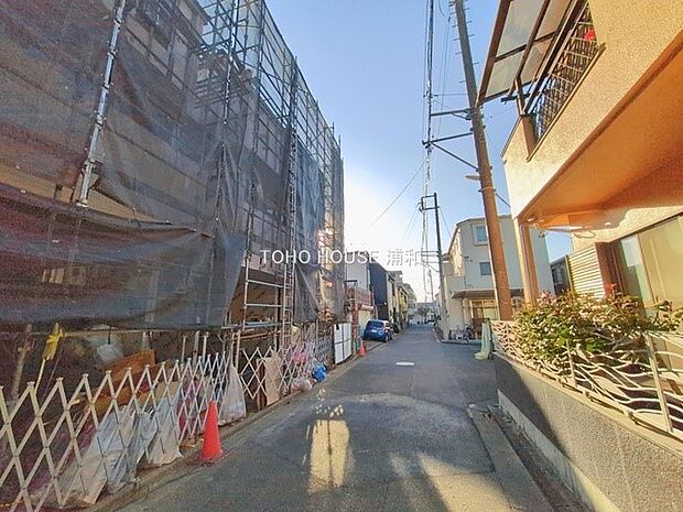 【外観】堂々たる趣ながら、主張し過ぎずどこか余裕を感じさせるシャープなフォルムで佇む邸宅は、晴天の空と照らし合わせる事で、本来あるべき完成形の姿を見せてくれます。