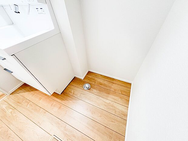 【ランドリースペース】毎日使う洗濯機。しっかりと奥行きのある置き場が確保されています。