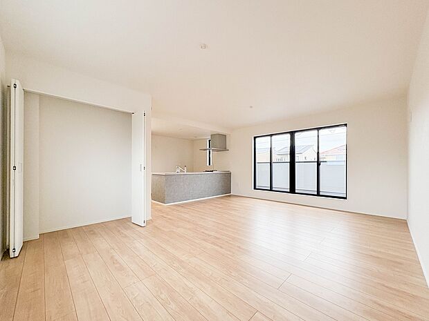 【ダイニング】忙しい朝でも家族揃って食事をしたいゆとりあるダイニングスペース。