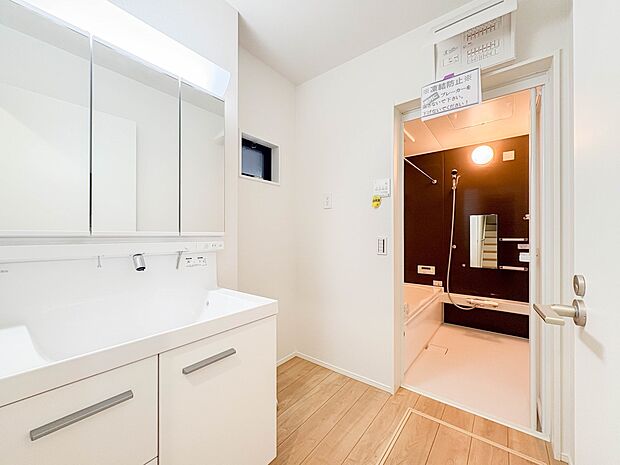 【脱衣所】洗面所は小さなプライベートスペース。歯磨き、洗顔と毎日施す個人空間。