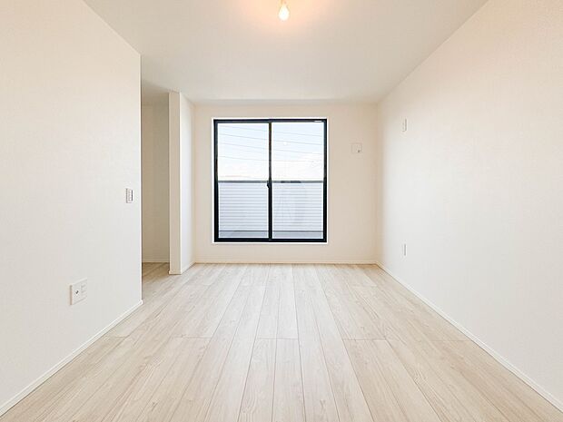 【寝室】シンプルな内装はおしゃれのポイントです。シンプルは華美より飽きがこないからです。色や模様でおしゃれ感をだす。それがシンプルイズビューティーです。