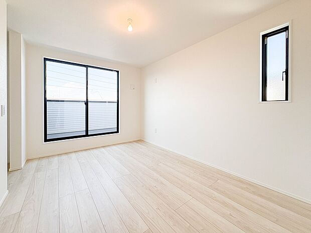 【子供部屋】お子様のお部屋にぴったりなクロークを備えたフローリング仕様の洋室です。