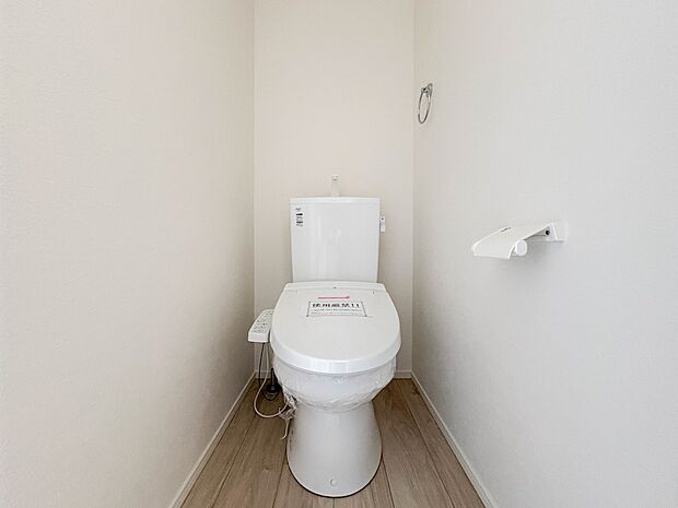 【トイレ】トイレ・ウォシュレット付。快適で衛生的な洗浄機能付温水シャワートイレです。