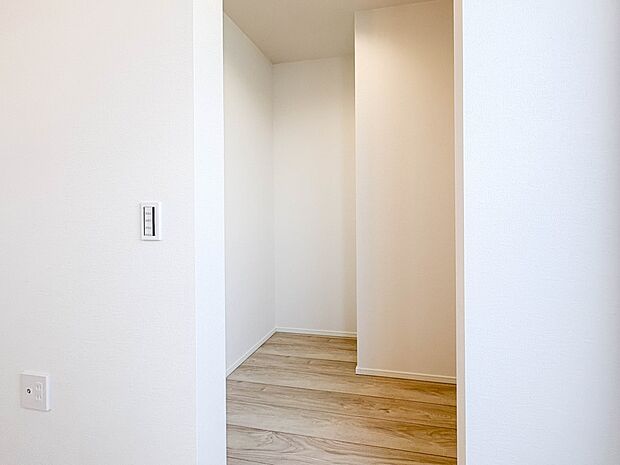 【WIC(ウォークインクローゼット)】何より、中に入れば全ての服が見てわかるので選択しやすいんです。朝の忙しいときなど便利だな~と思いますよ。一つのスペースで済むって所がいいんですよね。