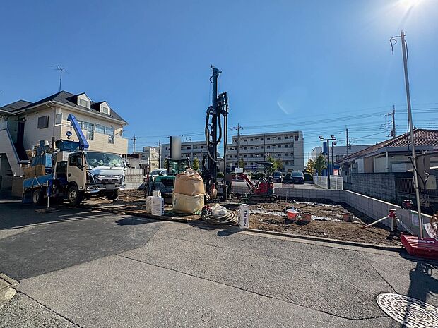 【前面道路】家の前をまっすぐの通りが走っている。クルマは少なく、人々は毎朝、ウォーキング、ジョギング、犬の散歩など、フリーな朝時間を過ごしている。