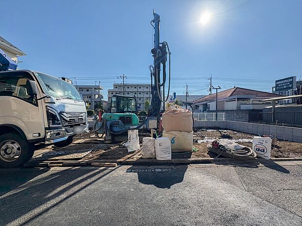 【外観】堂々たる趣ながら、主張し過ぎずどこか余裕を感じさせるシャープなフォルムで佇む邸宅は、晴天の空と照らし合わせる事で、本来あるべき完成形の姿を見せてくれます。