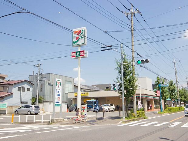 コンビニ 280m セブンイレブンさいたま田島1丁目店(セブンイレブンは近くて便利を掲げています。近くとは、心の近さ。便利とはモノが期待以上の品質でお客さまに届くこと。セブン銀行など新しいサ…