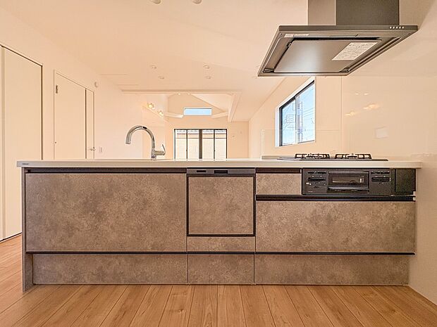 【キッチン】「食洗器」標準装備・フラット大型カウンターのオープンキッチン