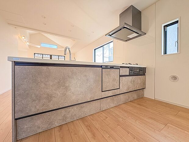 【キッチン】「食洗器」標準装備・フラット大型カウンターのオープンキッチン