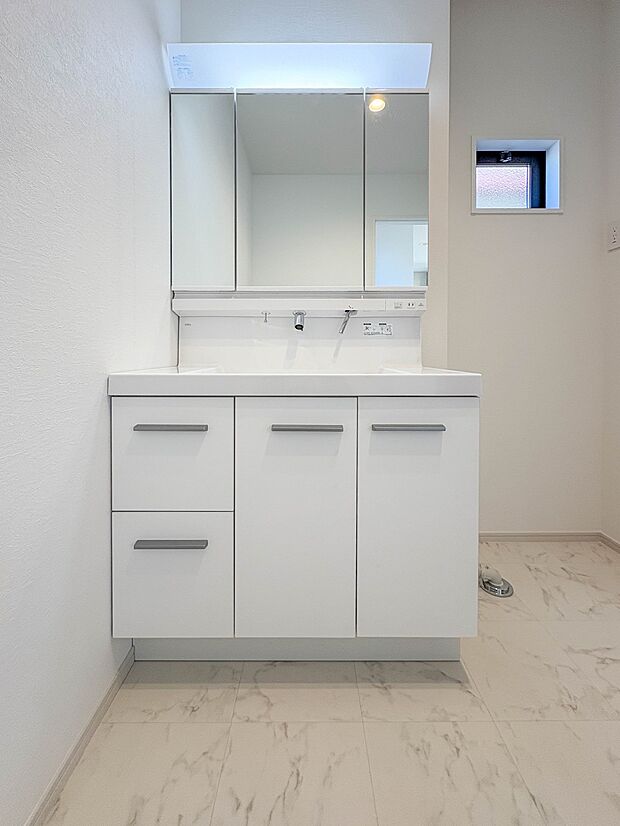 【三面鏡洗面化粧台】  ミラーを手前に引けば、楽な姿勢で髭剃りやメイクができます。合わせ鏡にすればヘアスタイルのチェックもラクラク。洗面化粧台のミラー裏にはたっぷり入る収納スペースを設けてい…