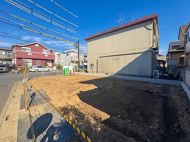 【外観】JR『土呂』駅徒歩9分・角地に佇む、床暖房付きの23帖LDKの邸宅。