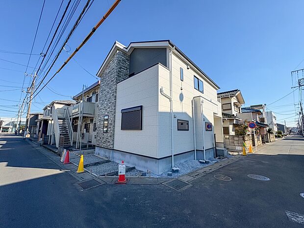 【外観】JR『土呂』駅徒歩9分・角地に佇む、床暖房付きの23帖LDKの邸宅。