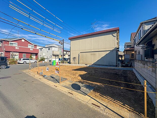 【外観】JR『土呂』駅徒歩9分・角地に佇む、床暖房付きの23帖LDKの邸宅。